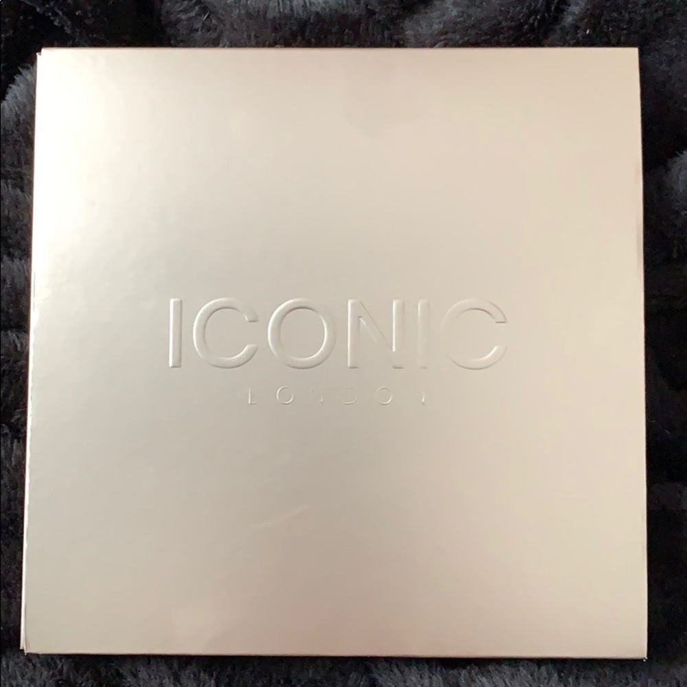 Iconic London Day to Slay Eyeshadow Palette